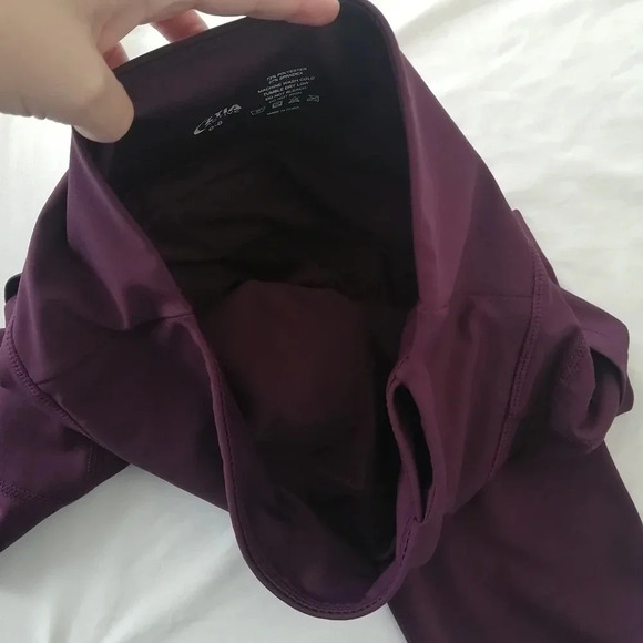 Zyia Pocket Light 'n Tight Crop Leggings in Plum Purple Size 6-8 - Picture 13 of 16